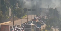 Fumaça preta se alastrou pela região após o incêndio  Foto: Reprodução/X/@operacoesrio