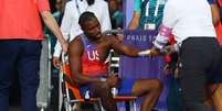 Noah Lyles deixou o local usando cadeira de rodas  Foto: REUTERS/Kai Pfaffenbach