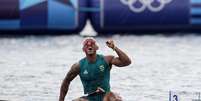 Isaquias Queiroz comemorando sua medalha na canoagem em Paris.  Foto: Isaquias Queiroz comemorando sua medalha na canoagem em Paris.  Alexandre Loureiro/ COB / Olimpíada Todo Dia