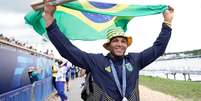 Isaquias Queiroz celebra conquista da medalha de prata  Foto: Alexandre Loureiro/COB / Lance!