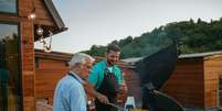 Churrasco é a opção de almoço ideal para comemorar o Dia dos Pais  Foto: bbernard | Shutterstock / Portal EdiCase