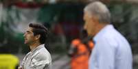 Abel Ferreira observa time do Palmeiras no jogo contra o Flamengo do técnico Tite –  Foto: Cesar Greco/Palmeiras/by Canon / Jogada10