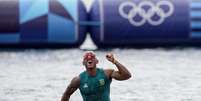 Isaquias Queiroz celebra medalha de prata na canoagem  Foto: Alexandre Loureiro/COB