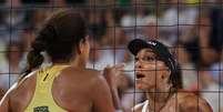 Ana Patrícia discute com adversária na final do vôlei de praia  Foto: REUTERS/Esa Alexander