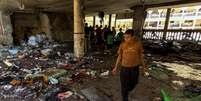 Palestinos observam os danos no local de um ataque israelense a uma escola que abriga pessoas deslocadas, em meio ao conflito Israel-Hamas, na cidade de Gaza, 10 de agosto de 2024.  Foto: REUTERS/Abed Sabah