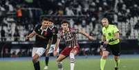 Diogo Barbosa sentiu dores e precisou ser substituído no clássico entre Fluminense e Vasco  Foto: Marina García/Fluminense FC / Lance!