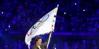 Tom Cruise carregando a bandeira olímpica   Foto: REUTERS/Phil Noble