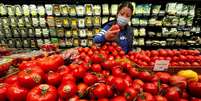 Consumidora analisa tomates em mercado em Nova York
10/03/2022 REUTERS/Carlo Allegri  Foto: Reuters