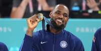 LeBron recebendo a medalha de ouro em Paris   Foto: GettyImages / Getty Images