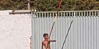 O jovem Moisés treinando com uma vara de madeira no quintal de casa  Foto: Reprodução/Instagram