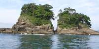 Entre as duas metades da ilha, existe uma pequena faixa de areia de 40 metros de extensão e pouco menos que 5 metros de largura  Foto: Reprodução/Curiosidades de Ubatuba