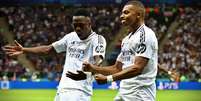 Vini Jr. e Mbappé celebram gol que decretou vitória do Real Madrid sobre a Atalanta  Foto: Getty Images