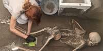 Cientista analisa os restos mortais encontrados em Pompeia  Foto: Reuters / BBC News Brasil