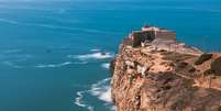 Forte de São Miguel Arcanjo é ponto privilegiado para observar os surfistas de ondas gigantes  Foto: Andrey Masiero/ / Viagem e Turismo