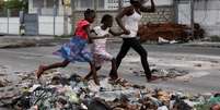 Mulher com dois filhos carrega seus pertences enquanto moradores de Lower Delmas fogem de suas casas devido à violência de gangues, em Porto Príncipe, Haiti
02/05/2024
REUTERS/Ralph Tedy Erol  Foto: Reuters