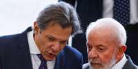 O presidente Luiz Inácio Lula da Silva (PT) com o ministro da Fazenda, Fernando Haddad (Fazenda), durante cerimônia no Palácio do Planalto no dia 3 de julho de 2024.  Foto: Wilton Junior/Estadão / Estadão