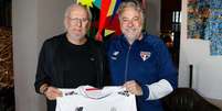 Pablo Forl&aacute;n e o presidente J&uacute;lio Casares no hotel da delega&ccedil;&atilde;o do S&atilde;o Paulo em Montevid&eacute;u &ndash;  Foto: Rubens Chiri / S&atilde;o Paulo FC / Jogada10