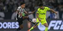 Botafogo se deu melhor na primeira partida entre as equipes nas oitavas de final da Libertadores.  Foto: Pedro Kirilos/Estadão / Estadão