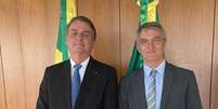 Renato Bolsonaro (dir.) ao lado do irmão, o ex-presidente Jair Bolsonaro (PL)  Foto: Reprodução/Facebook