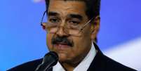 Imagem de Nicólas Maduro, um homem venezuelano idoso de cabelo preto, bigode e óculos  Foto: Reuters / BBC News Brasil