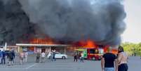 O shopping center Galaktika pegou fogo e foi consumido pelas chamas em uma área de mais de 10.000 metros quadrados  Foto: Reprodução / Twitter / Perfil Brasil