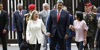 Nicolas Maduro, a primeira-dama, Cilia Flores (à esquerda) e a vice-presidente, Delcy Rodriguez, na Suprema Corte venezuelana    Foto: DW / Deutsche Welle