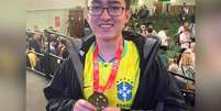 Felipe Makoto Shimamura Silva conquistou a medalha de ouro na 65ª Olimpíada Internacional de Matemática (IMO), realizada em Bath, no Reino Unido.  Foto: Divulgação/Colégio Etapa