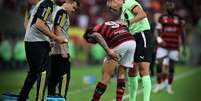 Pedro sente lesão na coxa contra o Bolívar, no Maracanã  Foto: Wagner MeierGetty Images