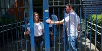 Candidatos ao "Enem dos Concursos" terão uma hora para entrar na sala de aula após a abertura dos portões; na foto, prestadores de serviço fecham abertura de um dos locais de provas do Enem de 2023  Foto: TIAGO QUEIROZ/ESTADÃO / Estadão