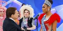 Silvio Santos com a drag queen Penelopy Jean e a modelo trans Ava Simões  Foto: Divulgação