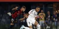 Pablo Maffeo, do Mallorca, tenta marcar Mbappé . No fim da partida o seu time arrancou o 1 a 1 com o Real Madrid  Foto: Oscar del Pozo/AFP via Getty Images / Jogada10