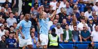  Haaland celebra logo após fazer o gol para o Manchester City diante do Chelsea, em Londres  Foto: Adrian Dennis / AFP via Getty Images / Jogada10