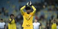 Hugo Souza, goleiro do Corinthians, agradece torcida após partida contra o Fluminense, no Maracanã pelo Campeonato Brasileiro A 2024.  Foto: Jorge Rodrigues/AGIF / Lance!