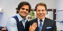 João Camargo, da Camargo Alfaiataria, com Silvio Santos: "Foi uma honra vesti-lo"  Foto: Divulgação