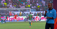  Foto: PC de Oliveira analisa gol anulado do Palmeiras em partida contra o São Paulo ( Marco Miatelo/AGIF / Lance!