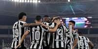 Jogadores do Botafogo celebram gol no clássico com o Flamengo, pelo Brasileirão  Foto: Thiago Ribeiro/AGIF / Lance!