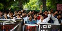 Médicos em protesto exigindo justiça após estupro e assassinato de colega em hospital em Calcutá, Nova Delhi  Foto: REUTERS/Adnan Abidi