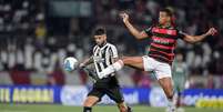 Carlinhos em ação pelo Flamengo contra o Botafogo  Foto: Thiago Ribeiro/AGIF / Lance!