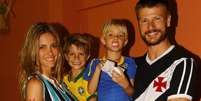 Filhos gêmeos de Fernanda Lima e Rodrigo Hilbert chamaram atenção pela altura em dia de teatro com os pais em 18 de agosto de 2024.  Foto: AGNews / Purepeople