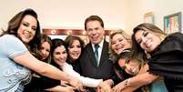 Silvio Santos com a esposa e as seis filhas  Foto: Foto/Reprodução / Mais Novela