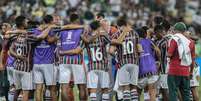 Mano Menezes conversa com elenco do Fluminense antes das cobranças de pênaltis contra o Grêmio  Foto: Marcelo Gonçalves/Fluminense FC / Lance!