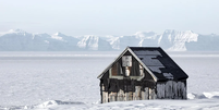 Cabana no meio da neve  Foto: Kevin Hall / BBC News Brasil