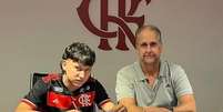 Novo reforço do Flamengo foi apresentado nesta quinta-feira 22  Foto: Divulgação/Flamengo / Lance!