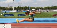 A atleta Carmen Ramos no salto em distância durante a Copa dos Clubes Campeões Europeus de Atletismo Juniores em 2015 em Istambul: atingir o ângulo ideal de lançamento com um impulso de uma só perna é impossível Evren Kalinbacak/Unlimphotos  Foto: The Conversation