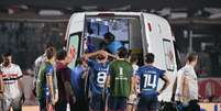 Defensor do Nacional-URU passa mal em campo.   Foto: NELSON ALMEIDA/AFP via Getty Images / Esporte News Mundo