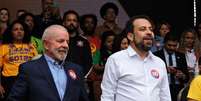 O presidente Luiz Inácio Lula da Silva (PT) participa de comício em apoio ao candidato a prefeito de São Paulo, Guilherme Boulos (PSOL), no bairro de Campo Limpo, na zona sul da capital paulista, neste sábado (24)  Foto: LEANDRO CHEMALLE/THENEWS2 / Estadão