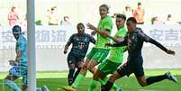 Serge Gnabry marca gol da vitória para o Bayern sobre o Wolfsburg  Foto: Tobias SCHWARZ / AFP / Lance!