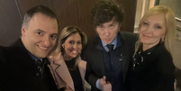 Javier Milei com a namorada Amalia Yuyito González (à direita)  Foto: Instagram