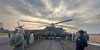 Helicópteros das Forças Armadas foram usadas para ajudar no combate às chamas no interior de SP.  Foto: Comando Militar do Sudeste/Divulgação / Estadão