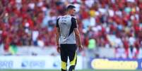 Matheus Bachi, auxiliar de Tite, seu pai, na área técnica do Maracanã –  Foto: Gilvan de Souza/CRF / Jogada10